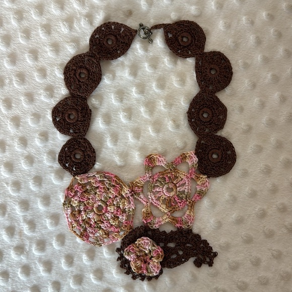 Handmade crochet necklace and earrings - Picture 4 of 6
